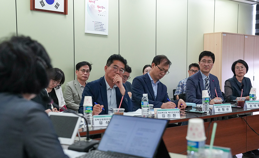 지영미 청장이, 보건의료 민·관 전문가 의견을 수렴하기 위한 ‘경북권질병대응협의회’ 회의를 하고 있다.