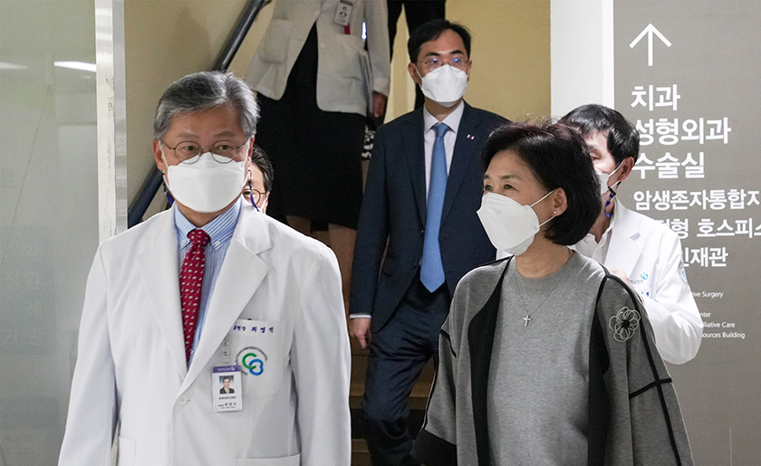 질병관리청장이 충북대학교 병원에서 운영 중인 충북권 희귀질환 거점센터를 현장방문하고 있다.
