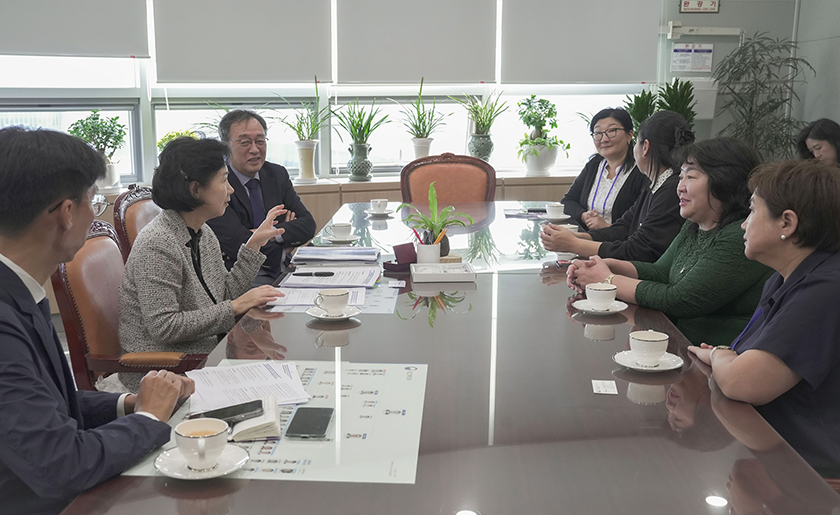 지영미 질병관리청장이 한국의 감염병 대응 체계 벤치마킹 위해 질병청을 방문한 몽골의대 의료진과 논의하고 있다.