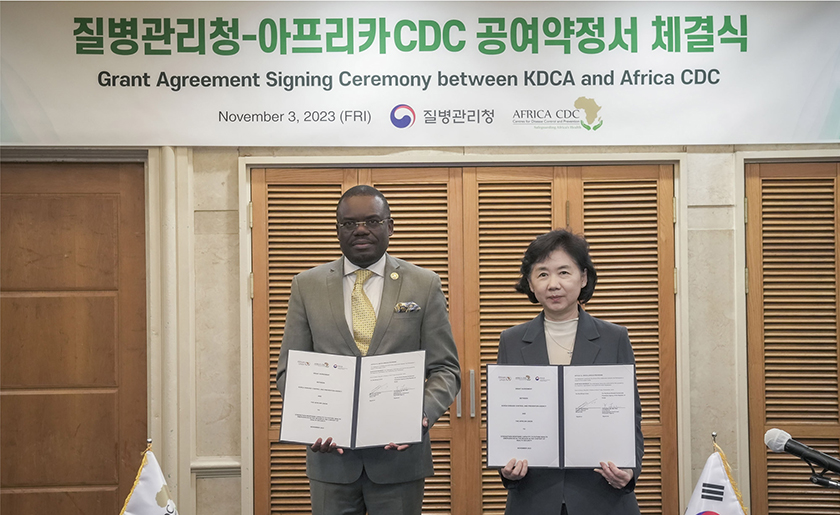 지영미 질병관리청장이, 아프리카 질병통제예방센터(Africa CDC, 사무총장 Dr. Jean Kaseya)와 공여약정서(Grant Agreement) 체결 후 기념사진을 찍고 있다.