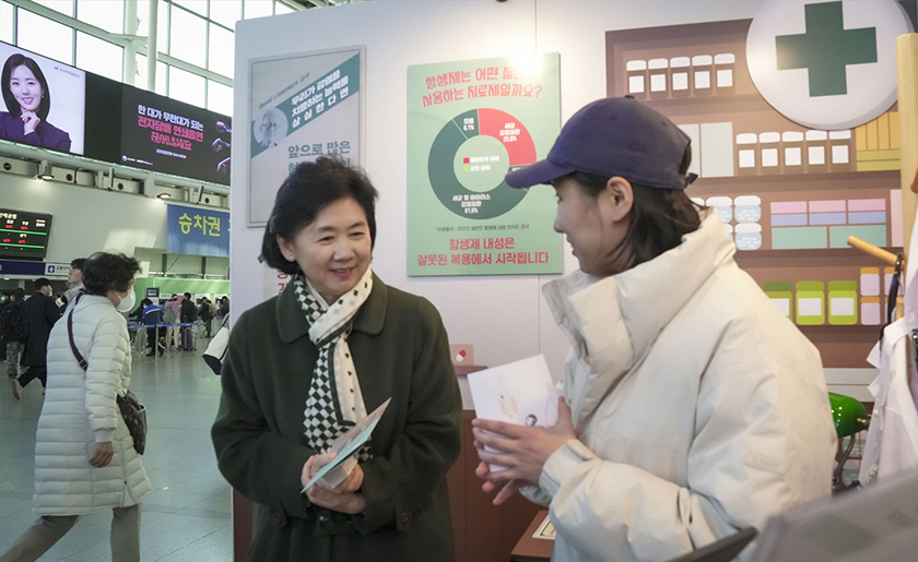지영미 질병관리청장이 서울역 2층 대합실 맞이방에서 운영하고 있는 항생제 내성 홍보부스를 방문하여 시민과 함께 참여하고 있다.