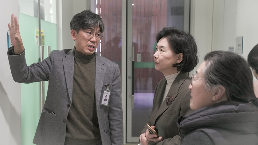 지영미 질병관리청장이 평창군보건의료원에 현장 방문하여 박건희 원장과 보건소를 살펴보고 있다.