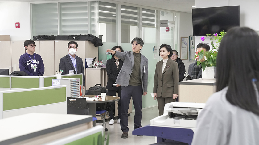 지영미 질병관리청장이 평창군보건의료원에 현장 방문하여 박건희 원장과 보건소를 살펴보고 있다.
