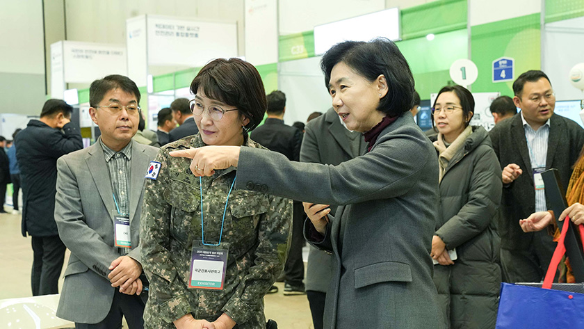 지영미 질병관리청장이 「2023 대한민국 정부 박람회」에서 체험하고 있다.