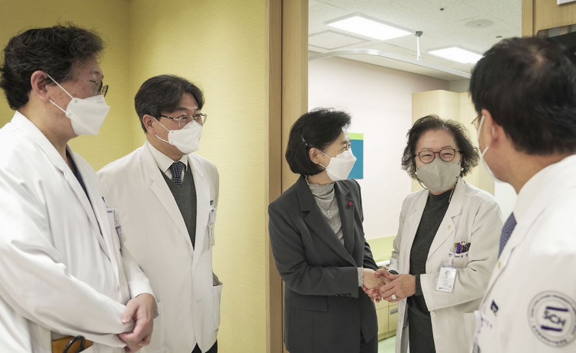 지영미 질병관리청장이 순천향대 소아호흡기감염병 진료현장을 방문하여 의견 청취를 하고 있다.