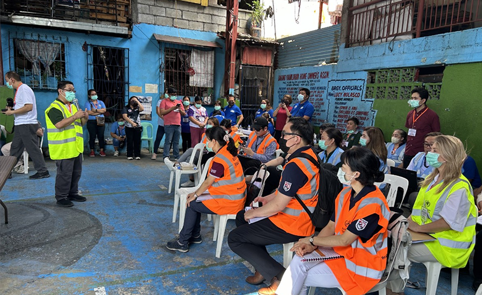 감염병 대응 현장훈련이 진행된 필리핀 발렌수엘라시(Valenzuela City) 관할 바랑가이(Barangay)에서, WPRO 직원, KDCA 직원, 필리핀 보건부 직원들이 현장 훈련에 대해 설명을 듣고 있다.