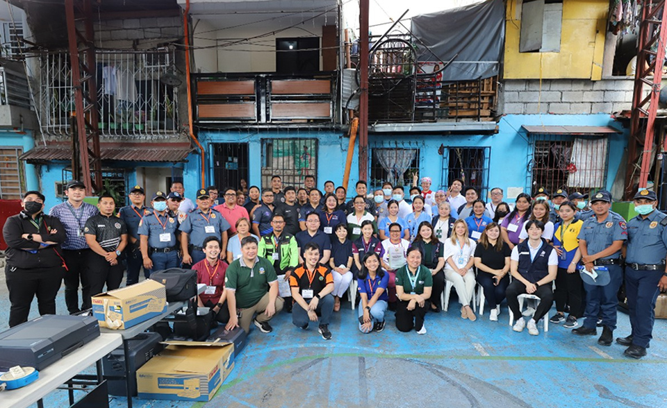 감염병 대응 현장훈련이 진행된 필리핀 발렌수엘라시(Valenzuela City) 관할 바랑가이(Barangay)에서, KDAC, WPRO, 필리핀 보건부, 발렌수엘라시 감염병 담당자 등이 단체 사진을 찍고 있다.