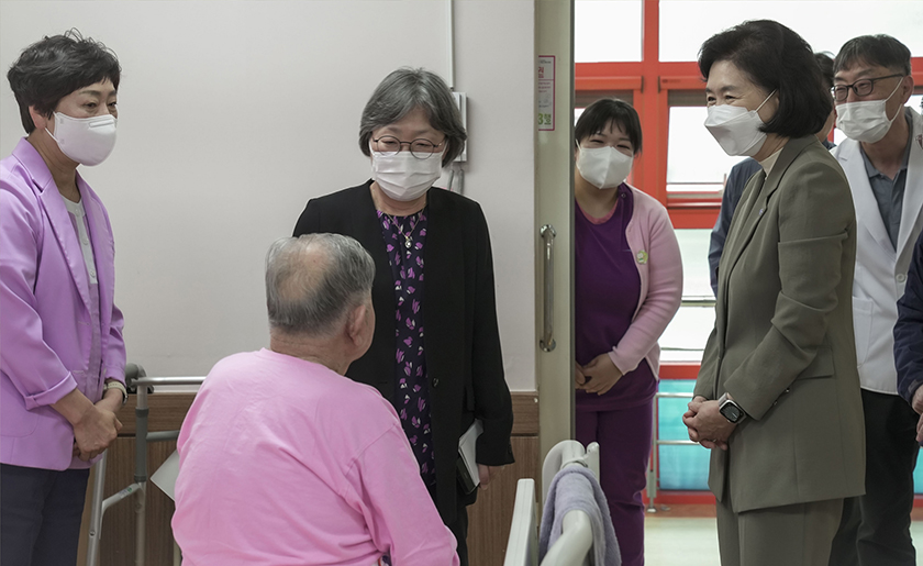 지영미 청장이 국립소록도병원 치료병동에 방문하여 병원 환자들과 이야기를 듣고 있다.