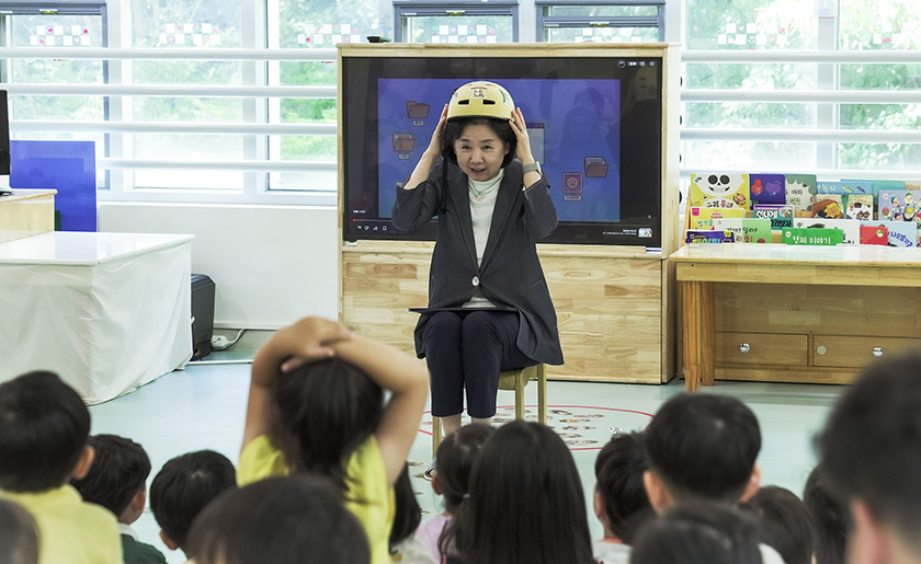 지영미 청장이 어린이 체험활동 현장 교육 및 홍보 활동에서 헬멧과 보호구의 중요성에 대해 아이들과 소통하고 있다.