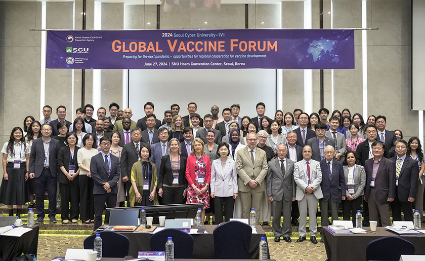지영미 청장이 제5차 글로벌 백신 포럼에서 관계자들과 단체사진을 찍고 있다.