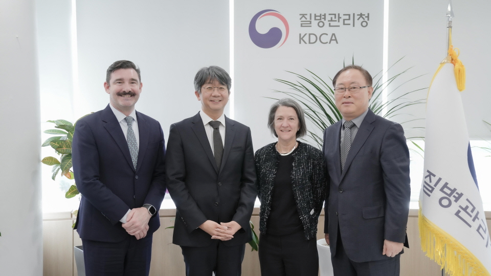 기념사진_(좌측부터) 미 CDC 동아시아 태평양 지역사무소 토드 머서 사무관, 임승관 질병관리청장, 미쉘 맥코넬 지역사무소장, 장호연 질병관리청 기획조정관