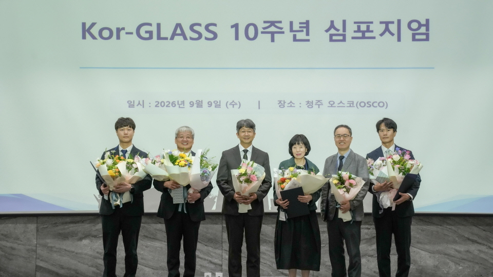 임승관 질병청장이 심포지엄에서 유공자 및 주요 참석자들과 함께 10주년을 기념하고 있다.