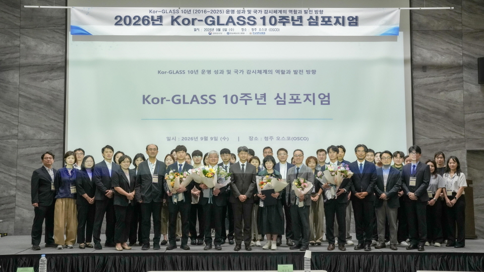 임승관 질병청장이 심포지엄에서 유공자 및 주요 참석자들과 함께 10주년을 기념하고 있다.