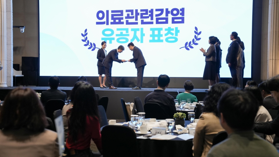 임승관 질병관리청장이 의료관련감염 예방관리에 기여한 유공자들에게 표창을 수여하고 있다.