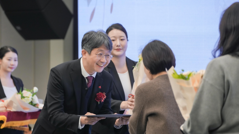 25년 세계 에이즈의 날 기념식에서 유공자 표창을 수여하고 있는 임승관 청장1.jpg 첨부 이미지