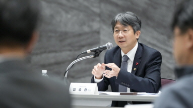 임승관 청장이 2025년 제2차 인수공통감염병 대책위원회에 참석해 주요 인수공통감염병에 대한 원헬스(One Health) 접근의 공동 대응 방안을 논의하고 있다.