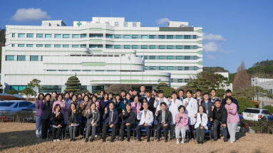 국립목포병원 직원들과 단체기념촬영하는 임승관 청장