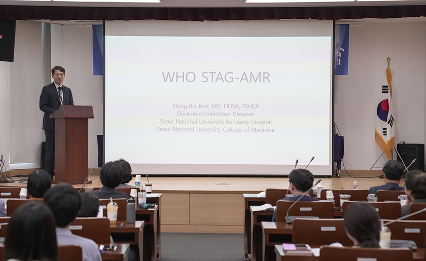 분당서울대병원 감염내과 김홍빈 교수가 제6차 건강한 사회 포럼에서 AMR STAG meeting 결과에 대해 강연하고 있다.