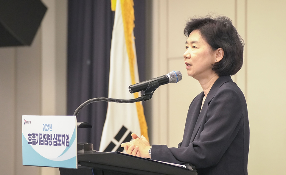 지영미 질병관리청장이 2024년 호흡기감염병 심포지엄에서 인사말씀을 하고 있다.