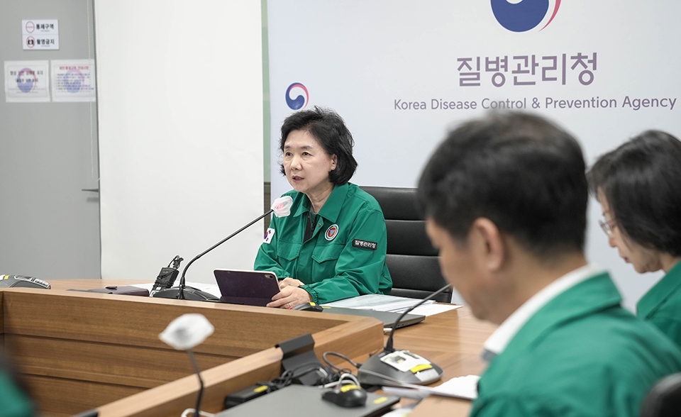 지영미 질병관리청장이 코로나19 유행 대응 관계부처 점검에서 점검회의를 진행하고 있다.