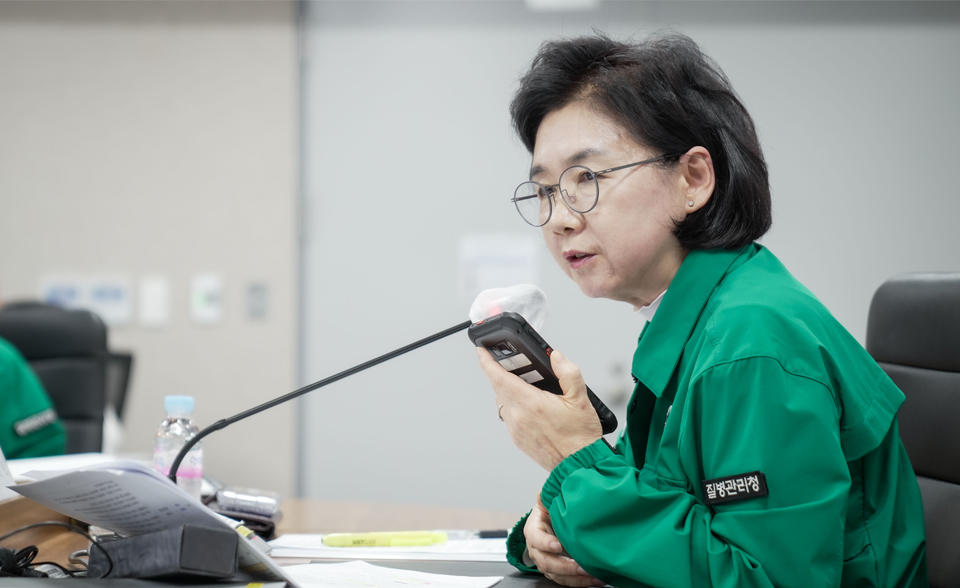 질병관리청(청장 지영미)이 2024 감염병 재난대응 안전한국훈련에서 현장 대응팀에게 상황을 전달 받고 있다.