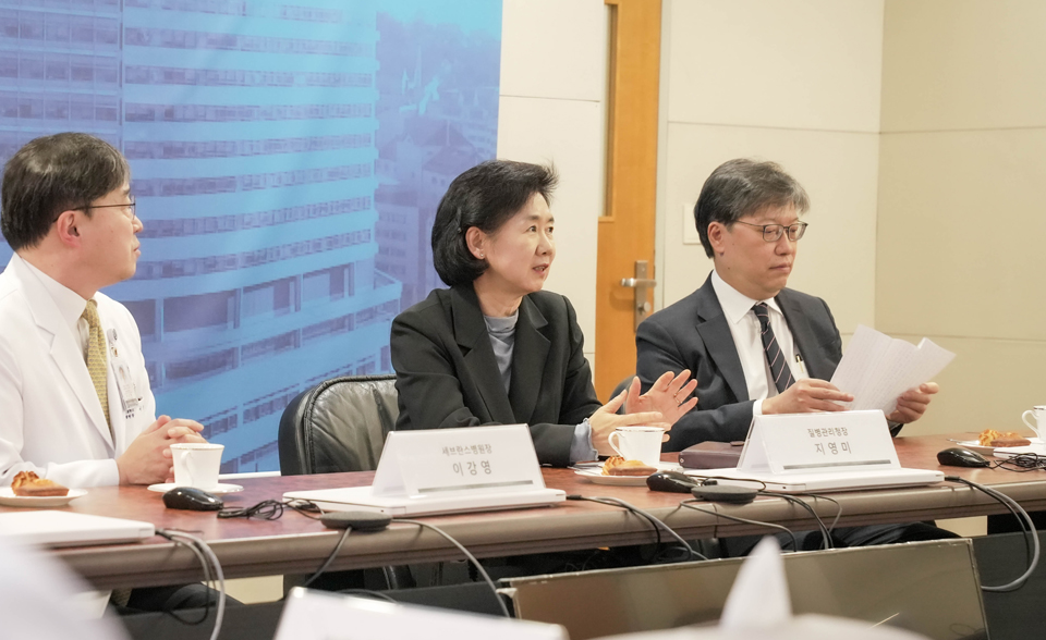우수 감염병병원체 확인기관 시범지정 현판식 (01.22.) _간담회_(좌) 세브란스병원 이강영 원장, 질병청 지영미 청장, (우) 진단검사의학재단 전사일 이사장
