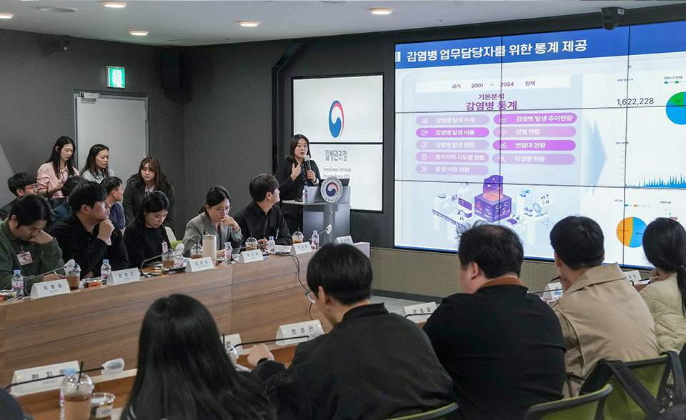 역학데이터분석담당관 김성순 과장이 Open House 행사에서 빅데이터 활용 노화우 관련 '감염병과 테이터의 만남, 과학 방역의 시작' 주제로 발표하고 있다.
