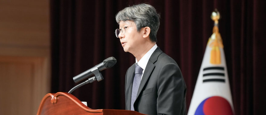 단상에서 취임사를 하는 청장님 사진